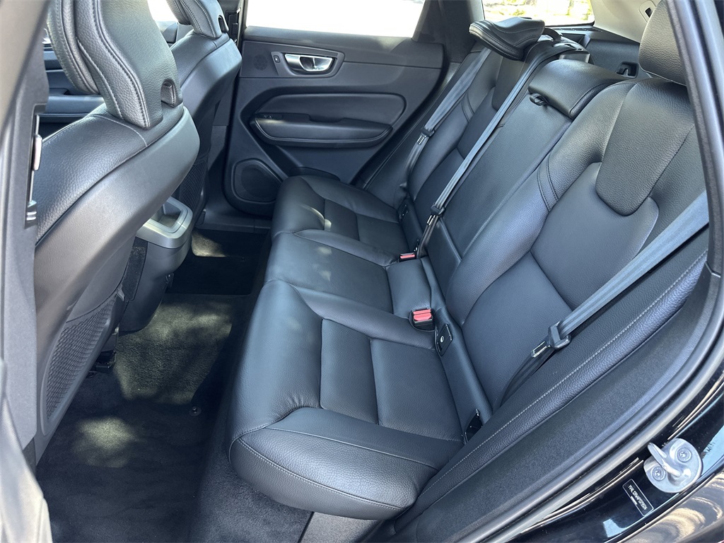 2023 Volvo XC60 B5 Plus photo 28