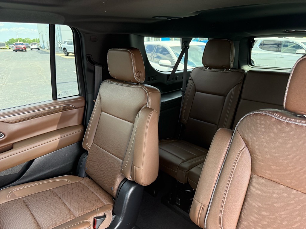 2023 Chevrolet Suburban High Country photo 14