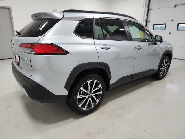 2023 Toyota Corolla Cross XLE photo 8