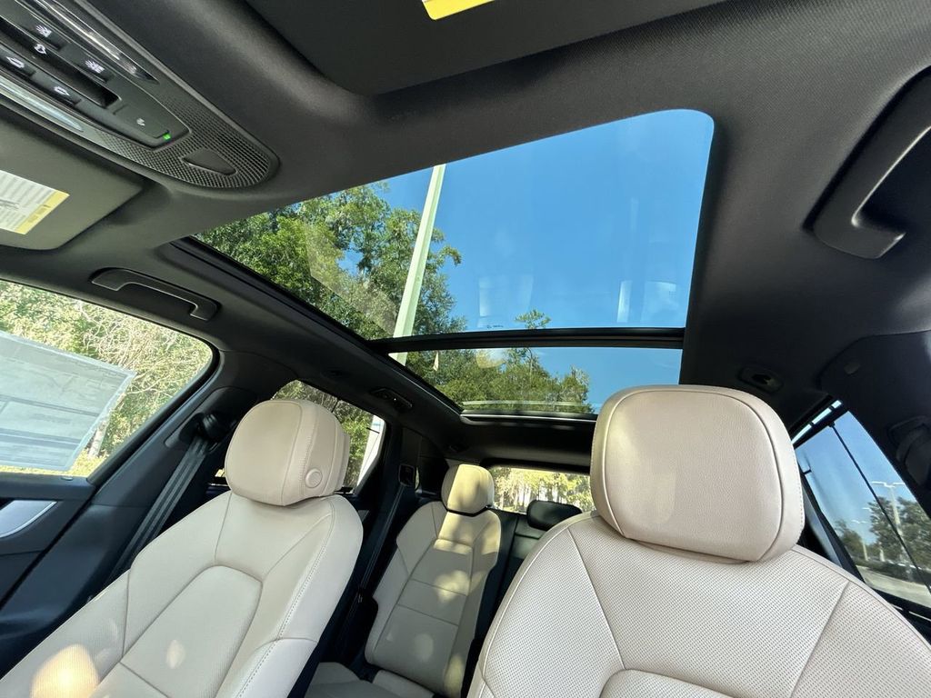 2025 Porsche Cayenne Base photo 26