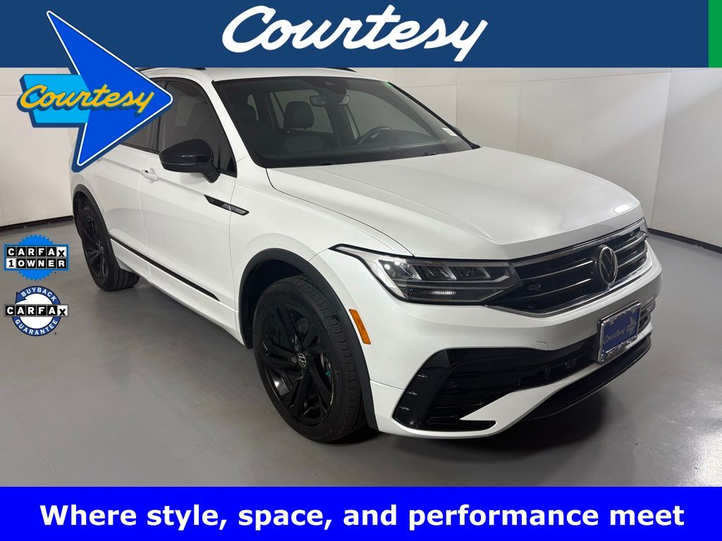 2023 Volkswagen Tiguan SE R-LINE BLACK's photo