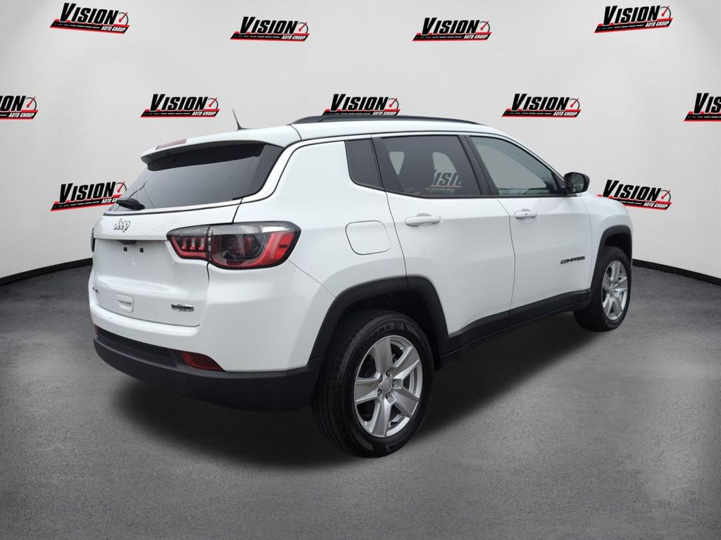 2022 Jeep Compass Latitude photo 2
