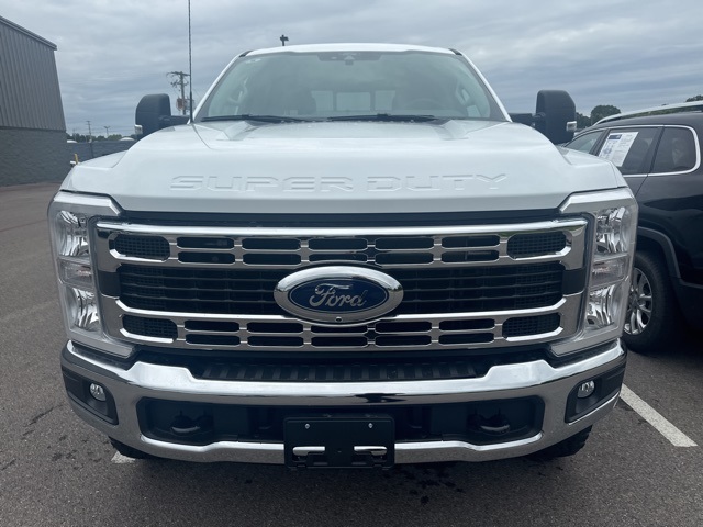 2025 Ford F-350 XLT photo 2