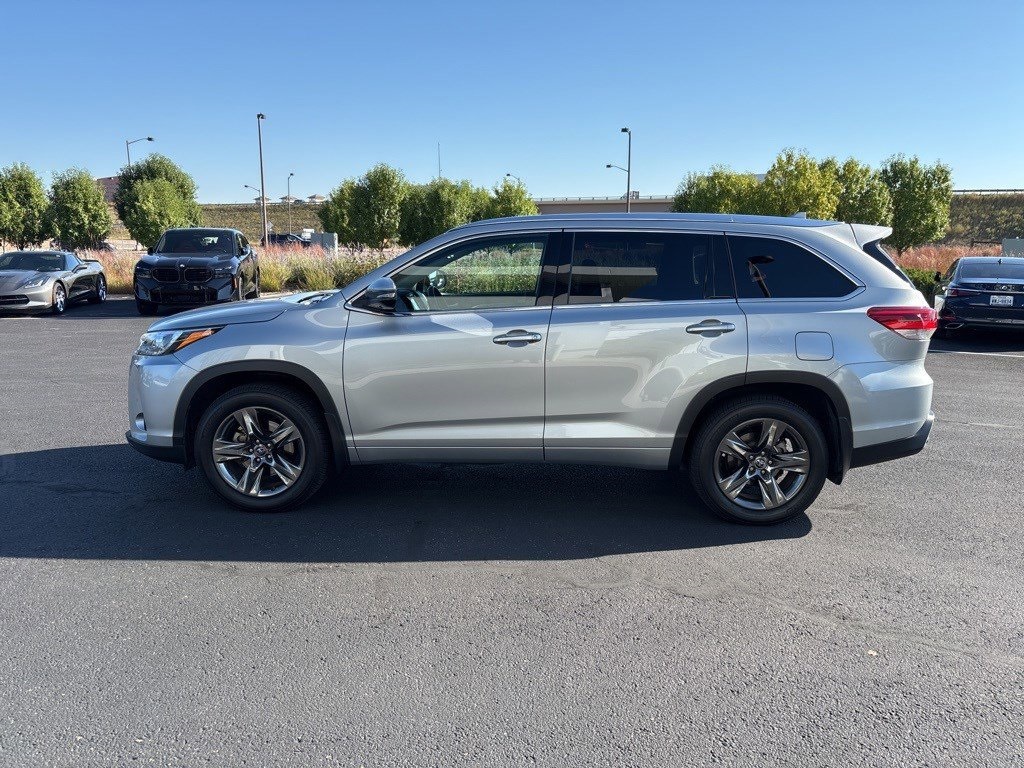 2017 Toyota Highlander Limited Platinum photo 2