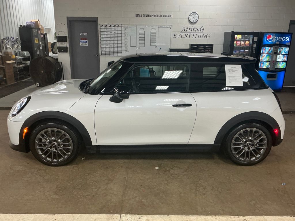 2025 Mini Cooper 2 Door Hardtop Signature photo 2