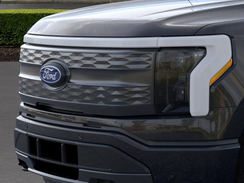 2025 Ford F-150 Lightning Lariat photo 15