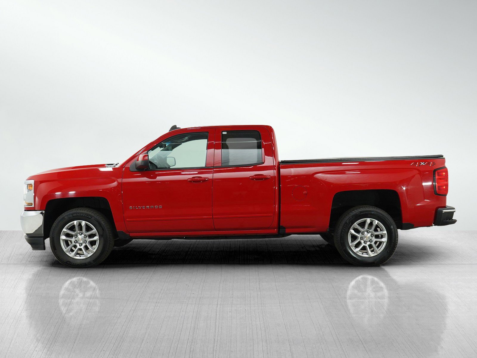 Used 2018 Chevrolet Silverado 1500 LT with VIN 1GCVKREH6JZ313702 for sale in Burnsville, Minnesota