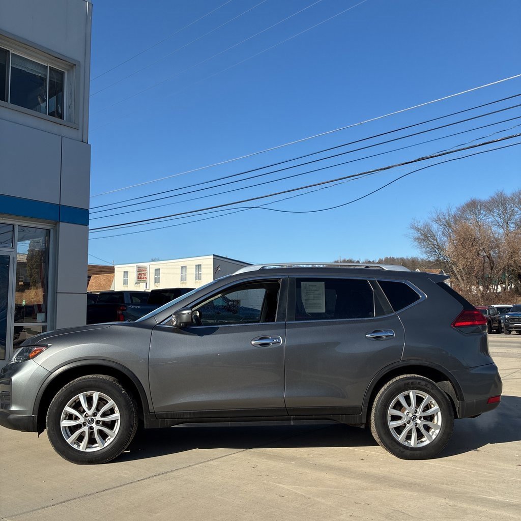 Used 2017 Nissan Rogue SV with VIN JN8AT2MV2HW257915 for sale in Howell, MI