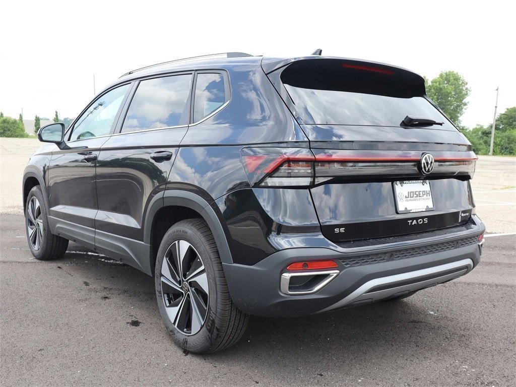 2025 Volkswagen Taos SE photo 3