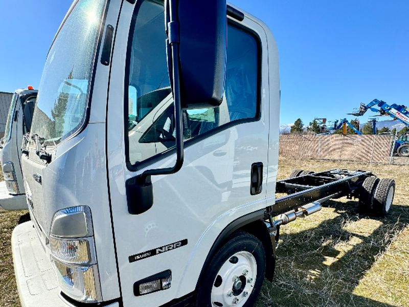 2024 Isuzu NRR photo 2