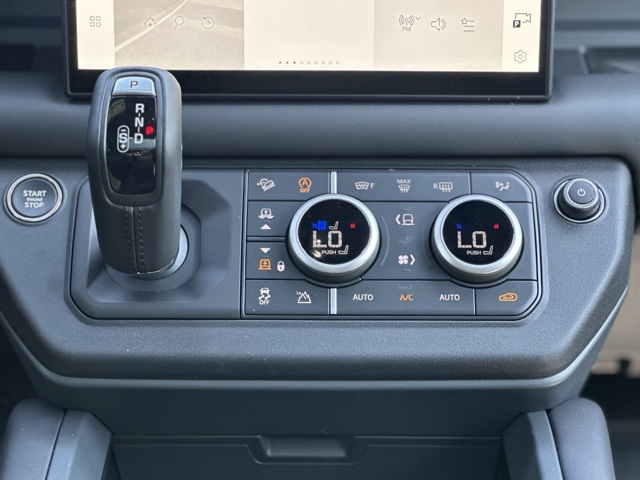 2025 Land Rover Defender 130 X-Dynamic SE photo 31