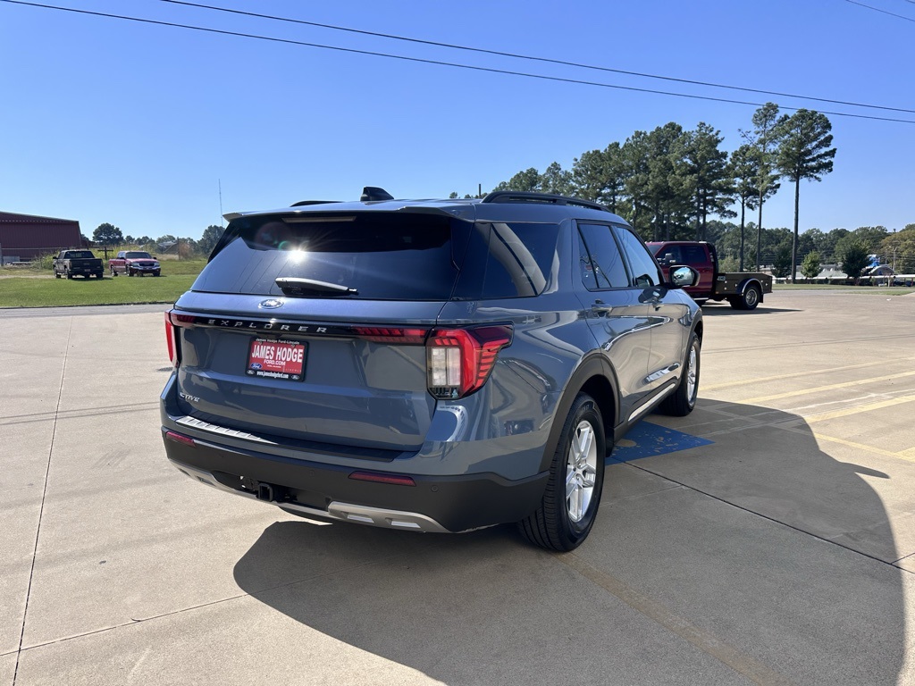 2025 Ford Explorer photo 4