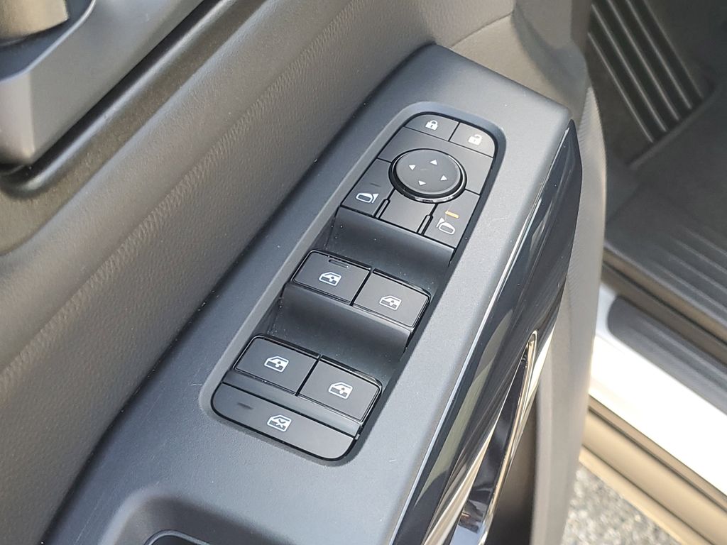 2024 Nissan Pathfinder SV photo 4