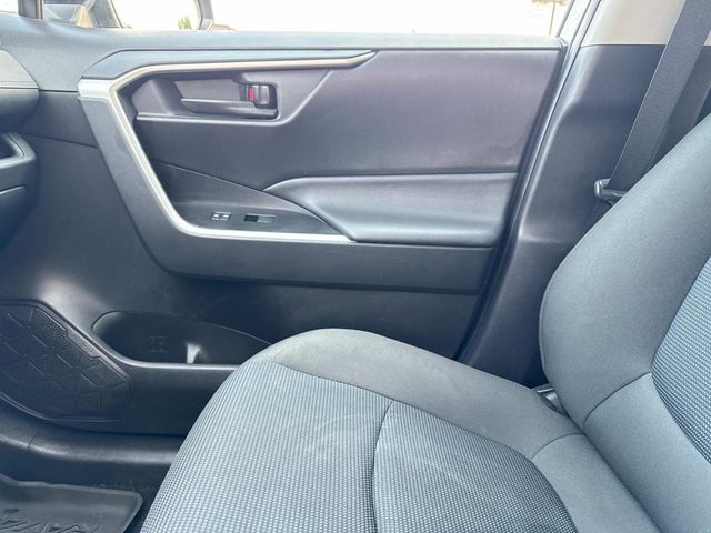 2022 Toyota RAV4 LE photo 20
