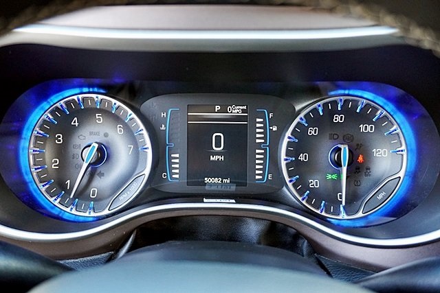 Used 2022 White Chrysler LX image 32