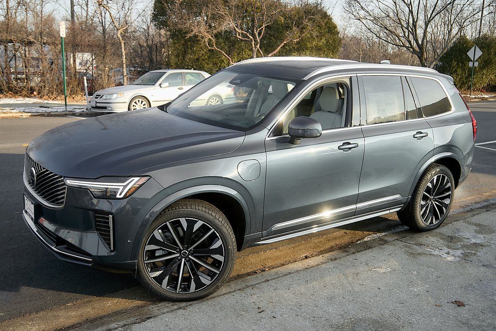 2026 VOLVO XC90 - Image 2