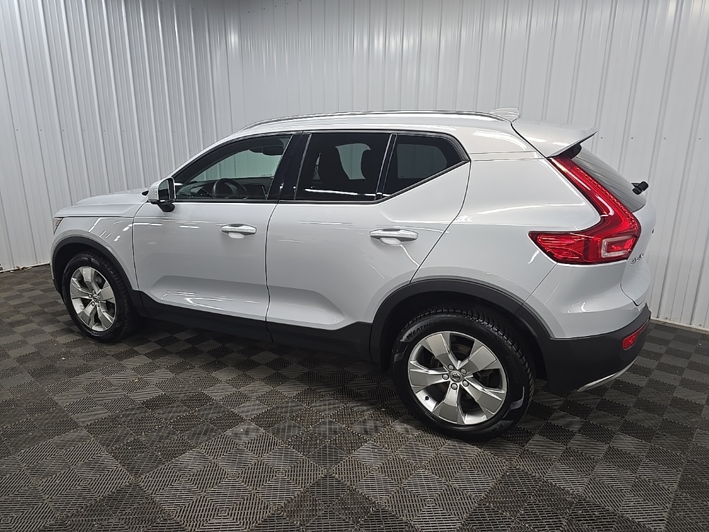 2022 Volvo XC40 Momentum photo 4