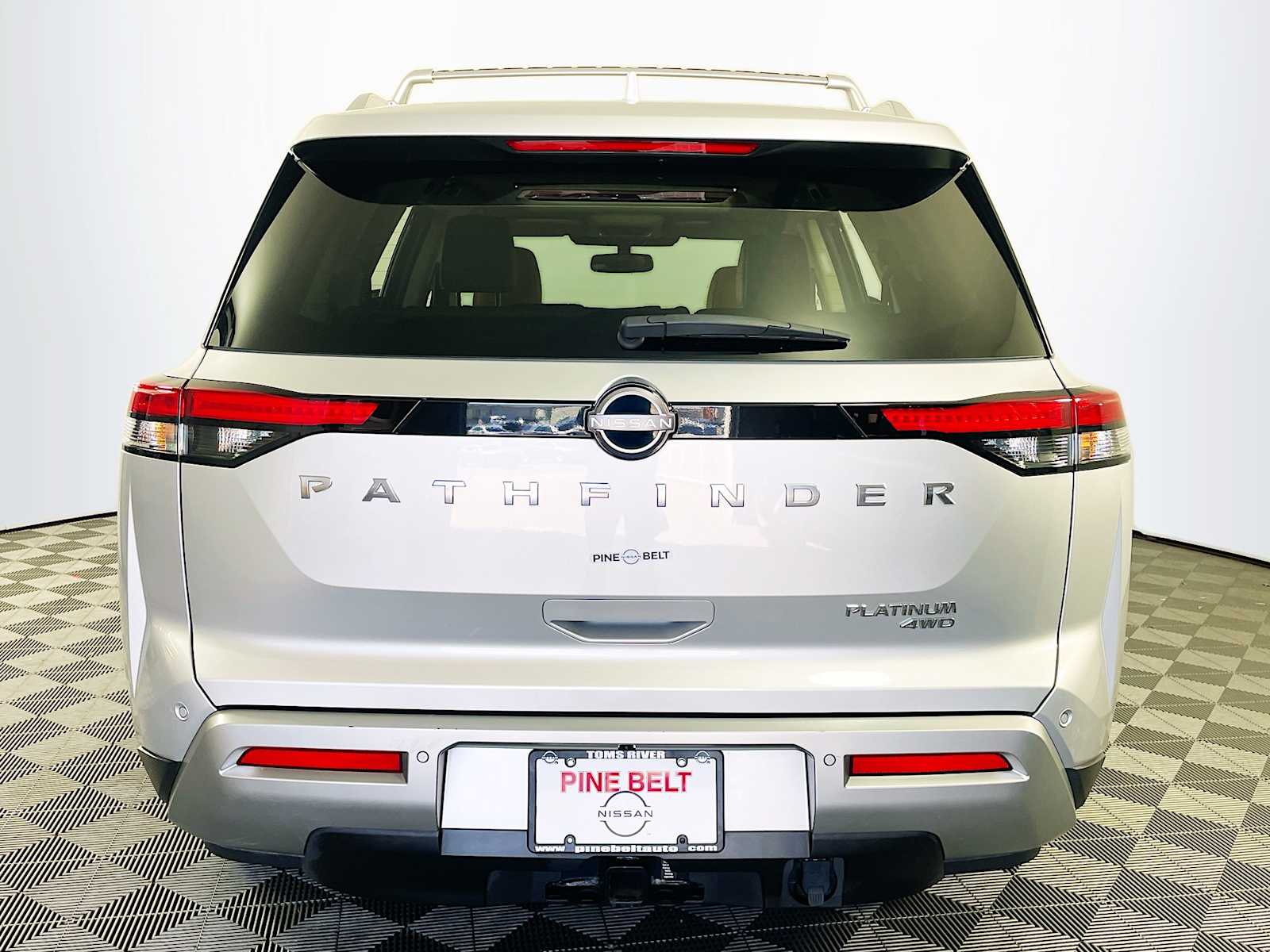 2022 Nissan Pathfinder Platinum photo 5