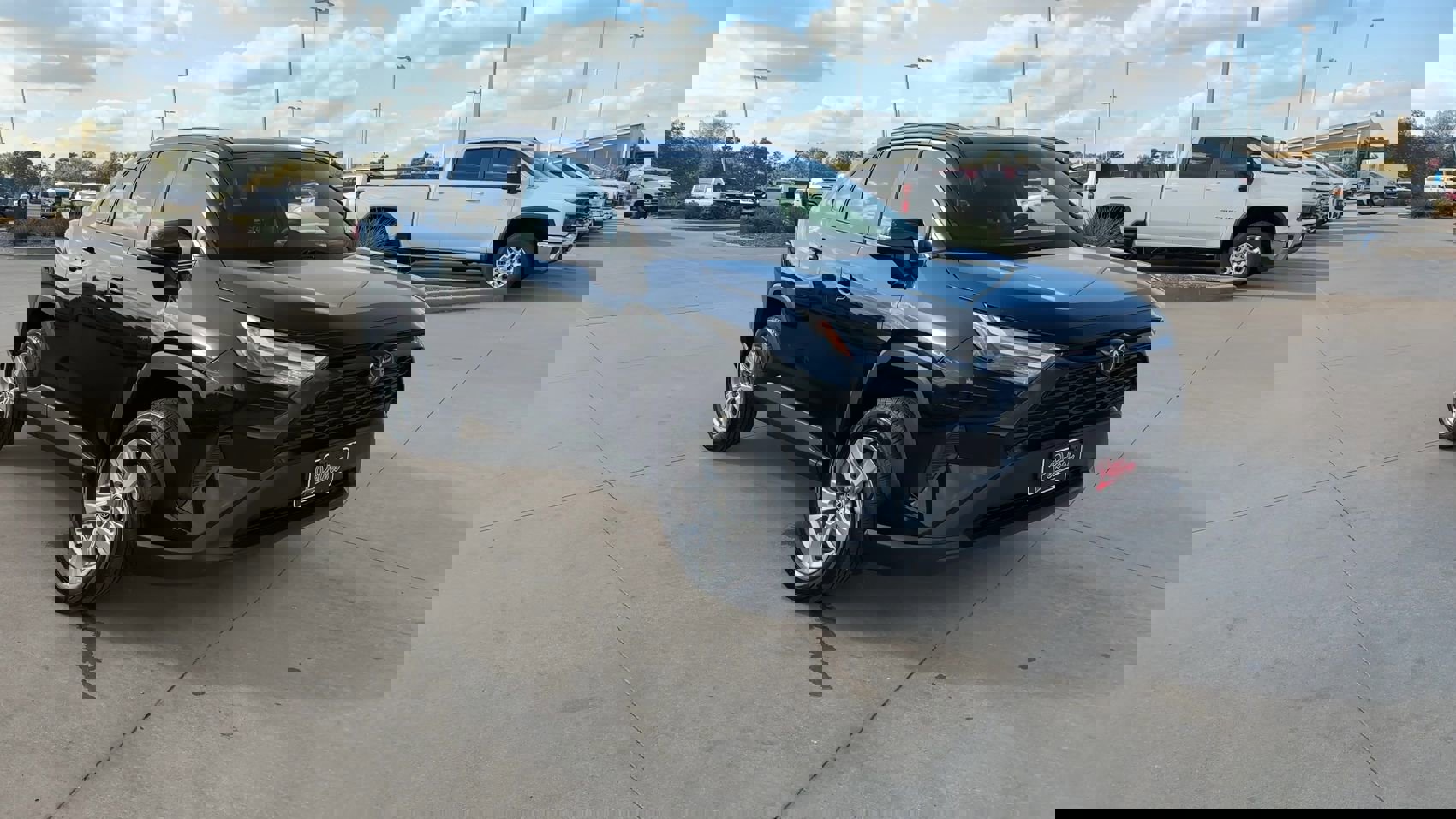 2022 Toyota RAV4 XLE photo 2