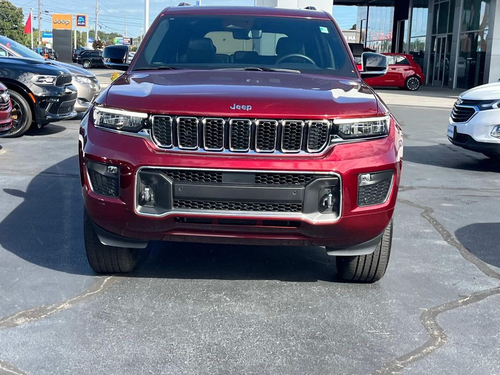2022 Jeep Grand Cherokee Overland photo 2