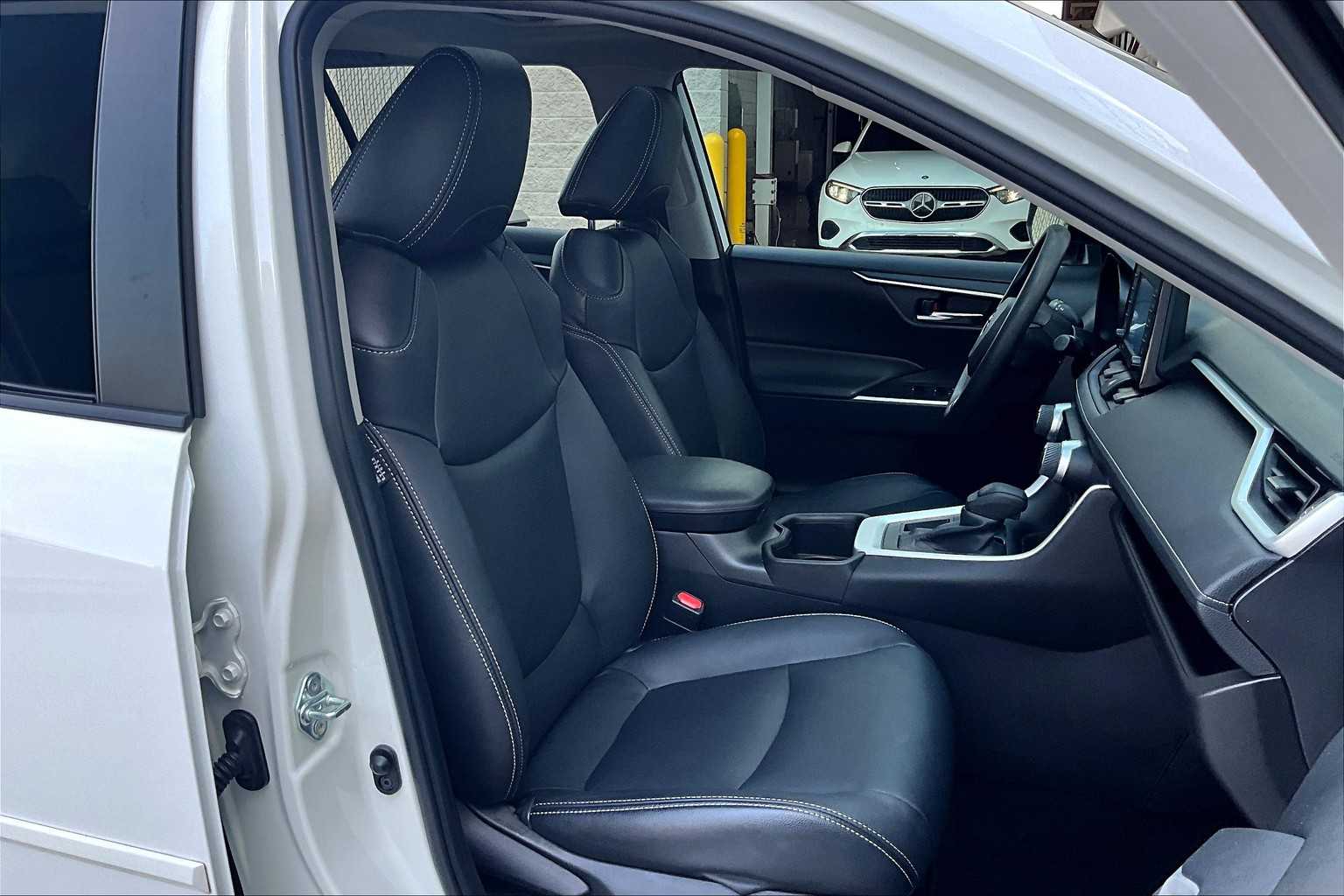 2022 Toyota RAV4 XLE photo 6