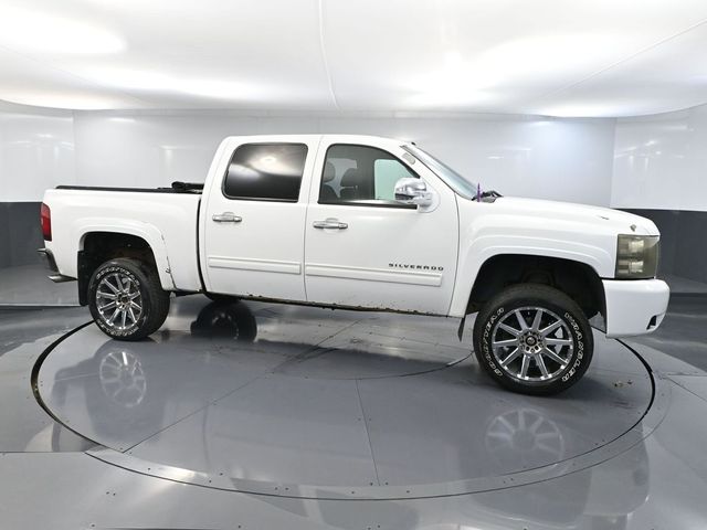 2011 Chevrolet Silverado 1500 LT photo 3