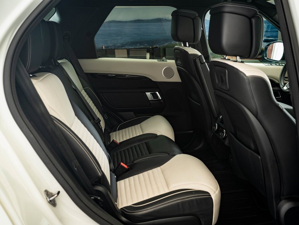 2023 Land Rover Discovery S R-Dynamic photo 31