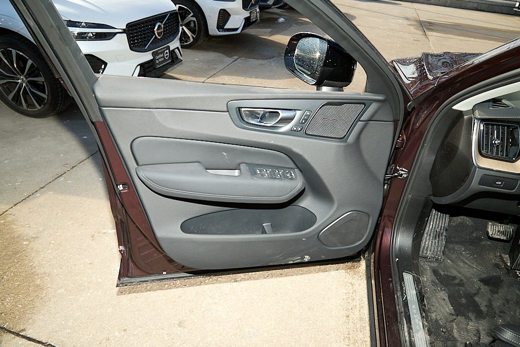 2026 VOLVO XC60 - Image 9