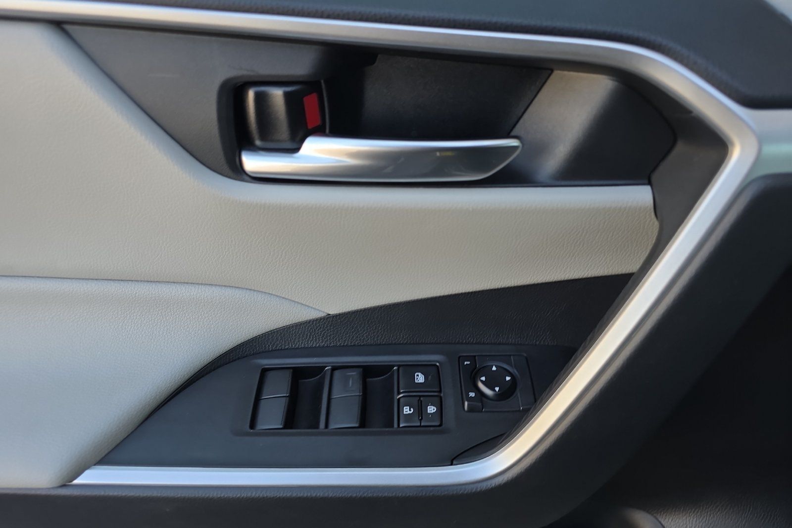 2021 Toyota RAV4 XLE photo 10