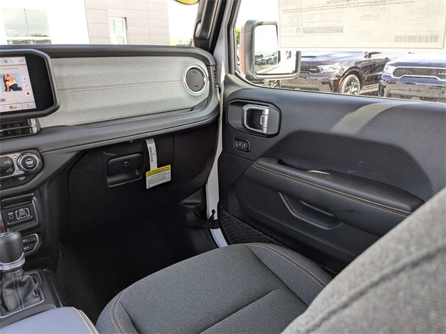 2024 Jeep Wrangler Sahara photo 17