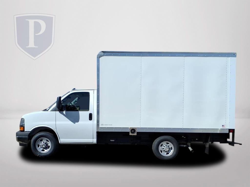 2025 Chevrolet Express Cutaway 3500 photo 3