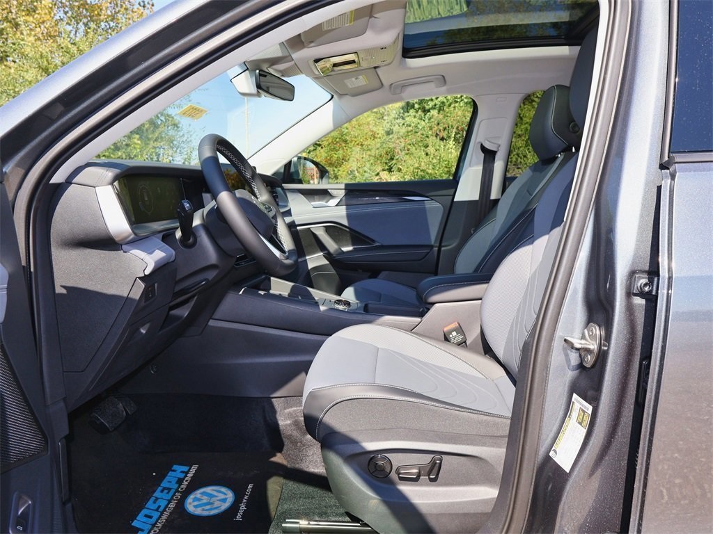2025 Volkswagen Tiguan SE photo 11