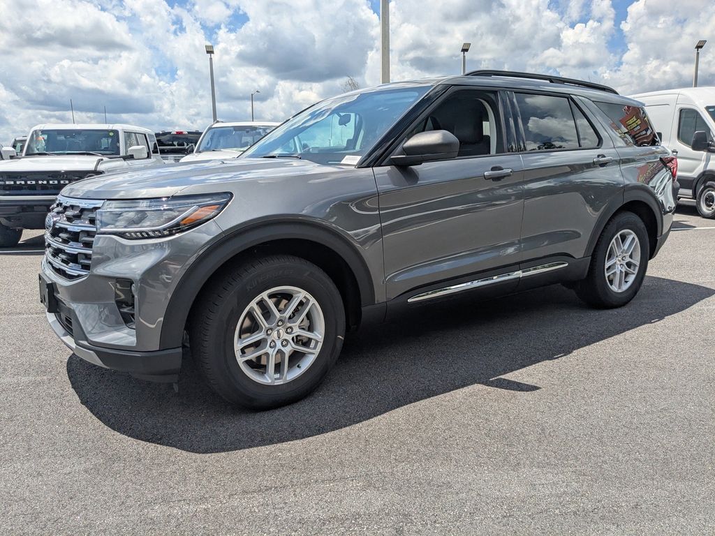 2025 Ford Explorer photo 6