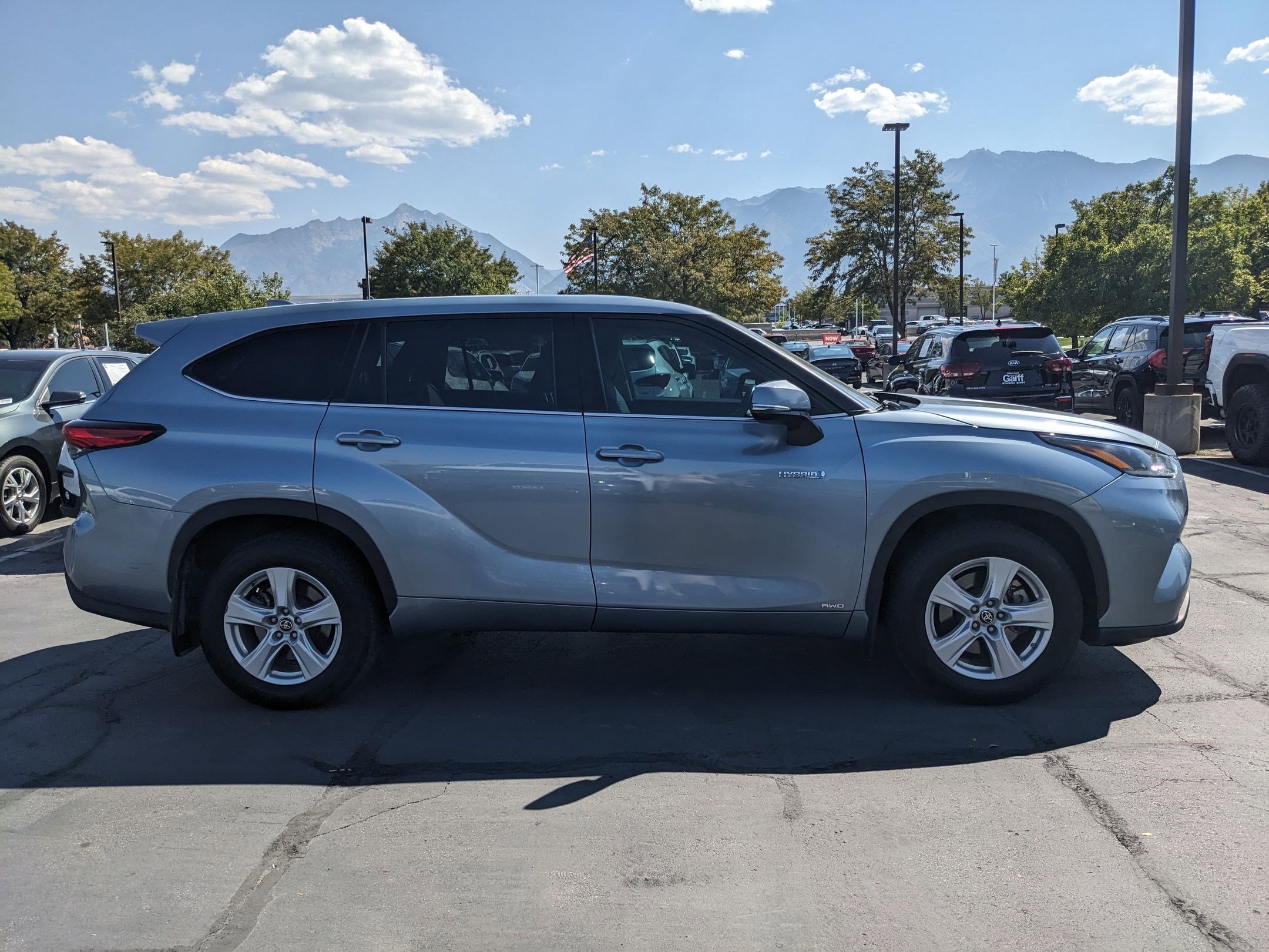 2021 Toyota Highlander Hybrid LE photo 2