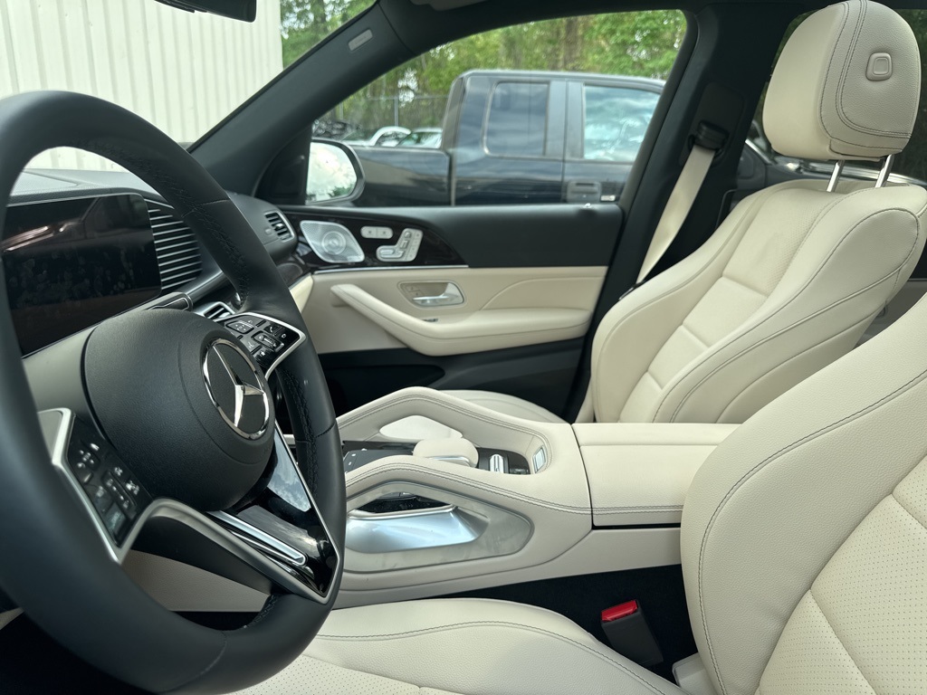 2025 Mercedes Benz GLS 450 4MATIC photo 3