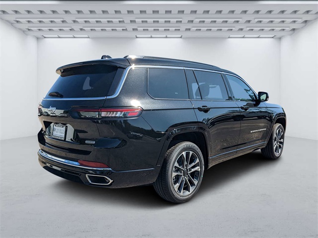 2025 Jeep Grand Cherokee Overland photo 3