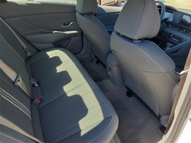 2025 Hyundai Elantra SEL Sport photo 18