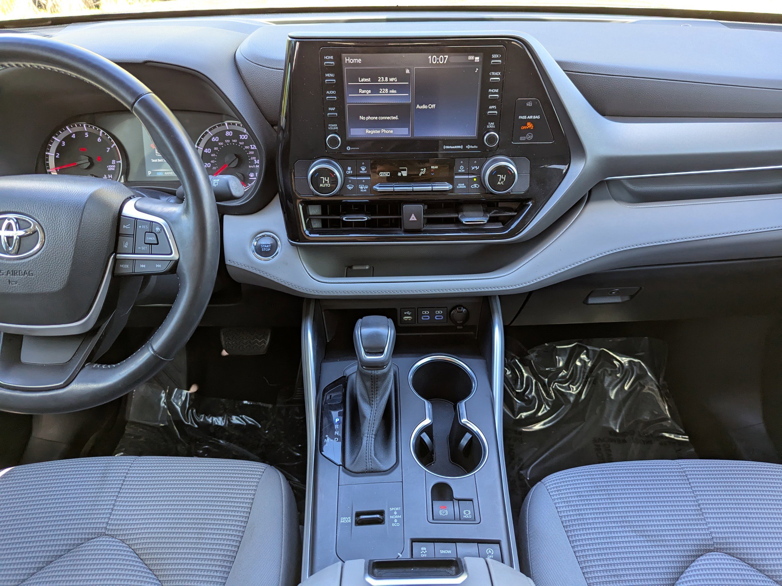 2022 Toyota Highlander LE photo 16