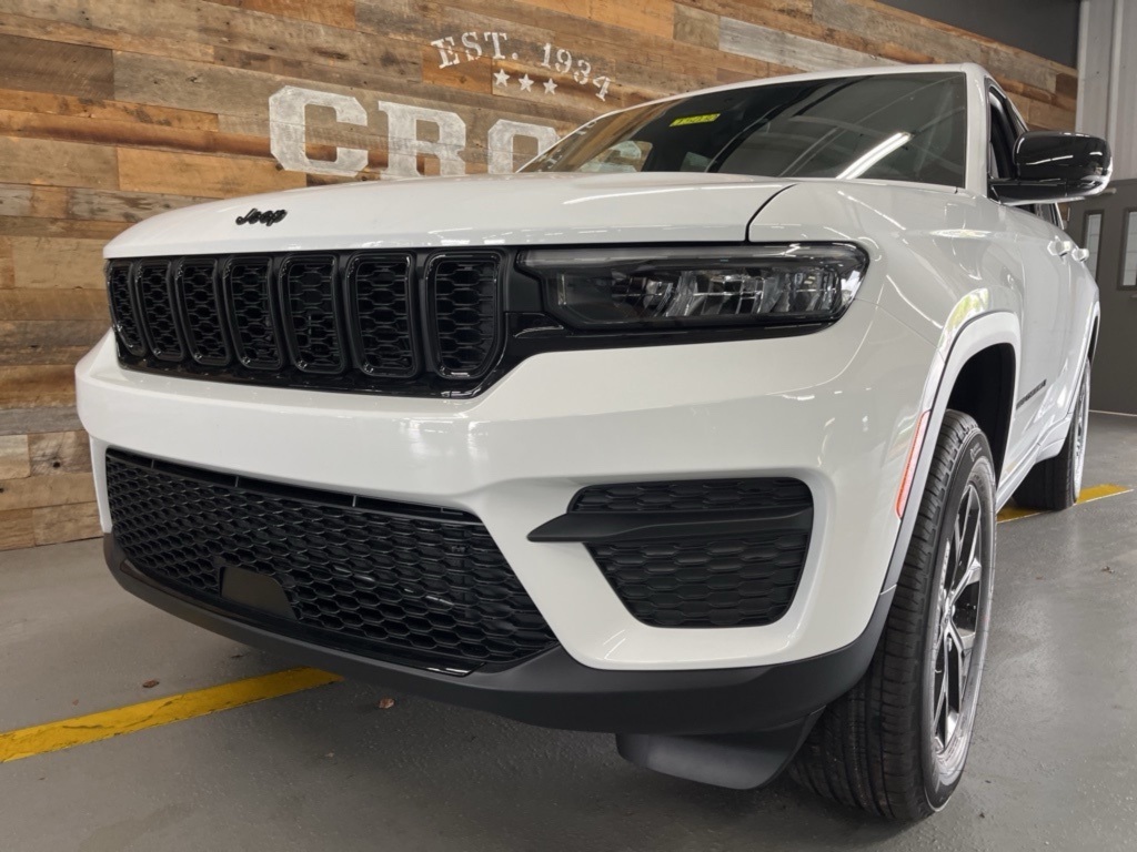 2025 Jeep Grand Cherokee Laredo Altitude photo 3