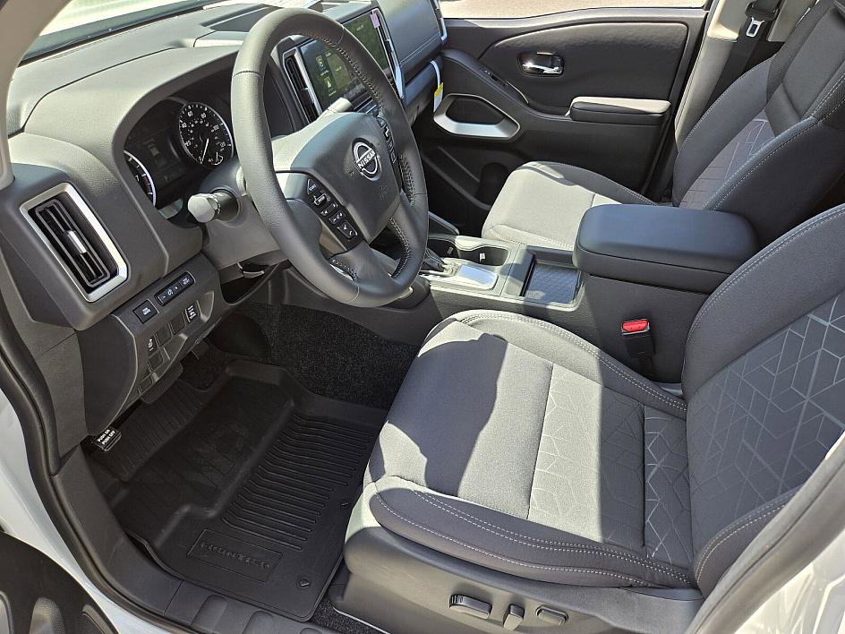 2025 Nissan Frontier Crew Cab SV photo 9