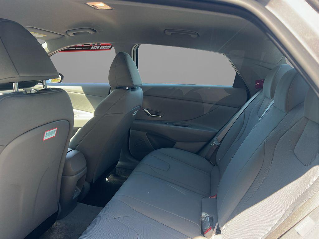 2025 Hyundai Elantra SE photo 10