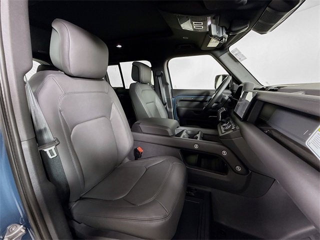 2025 Land Rover Defender 110 X-Dynamic SE photo 24