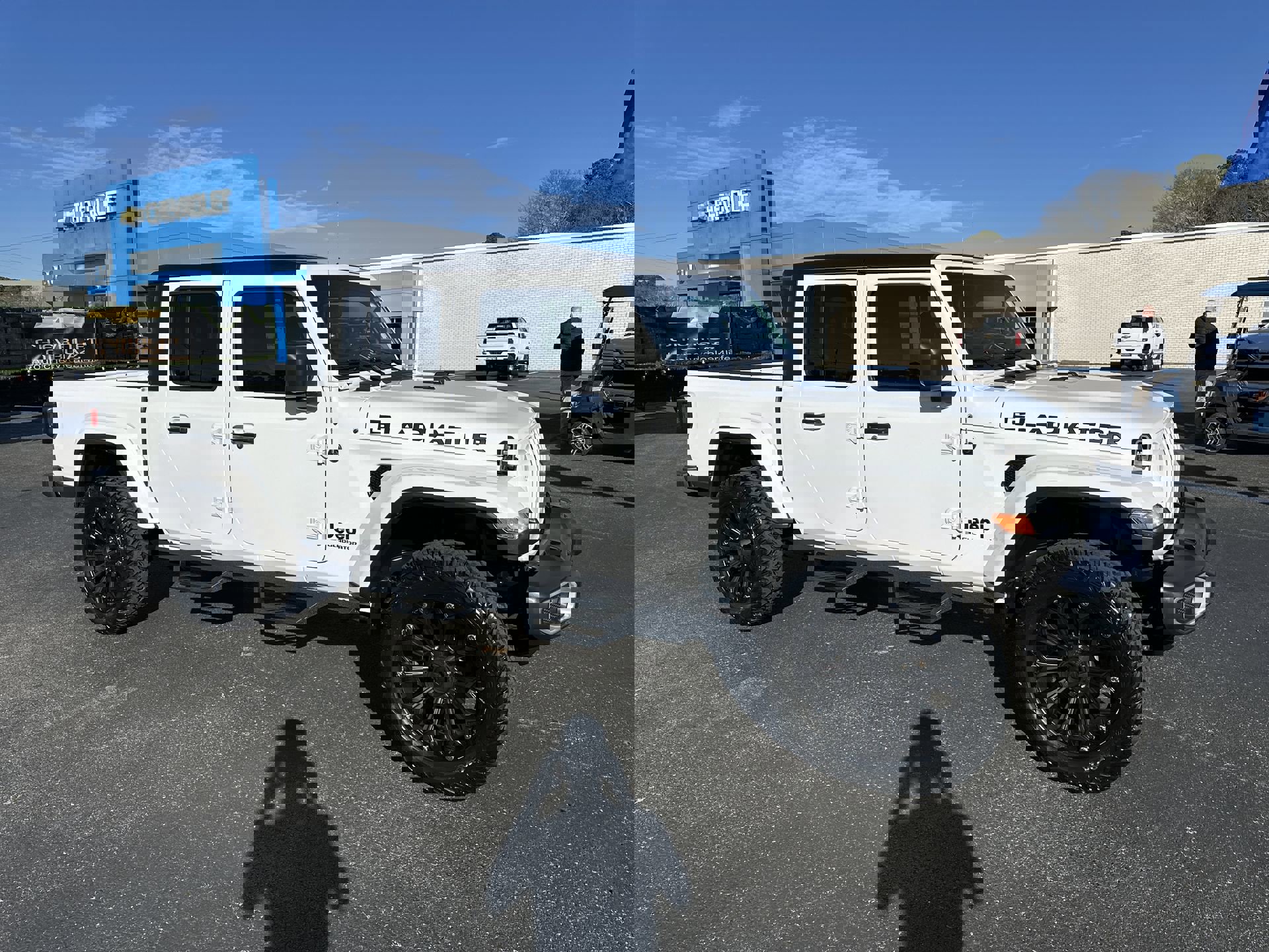 2023 Jeep Gladiator Sport S's photo