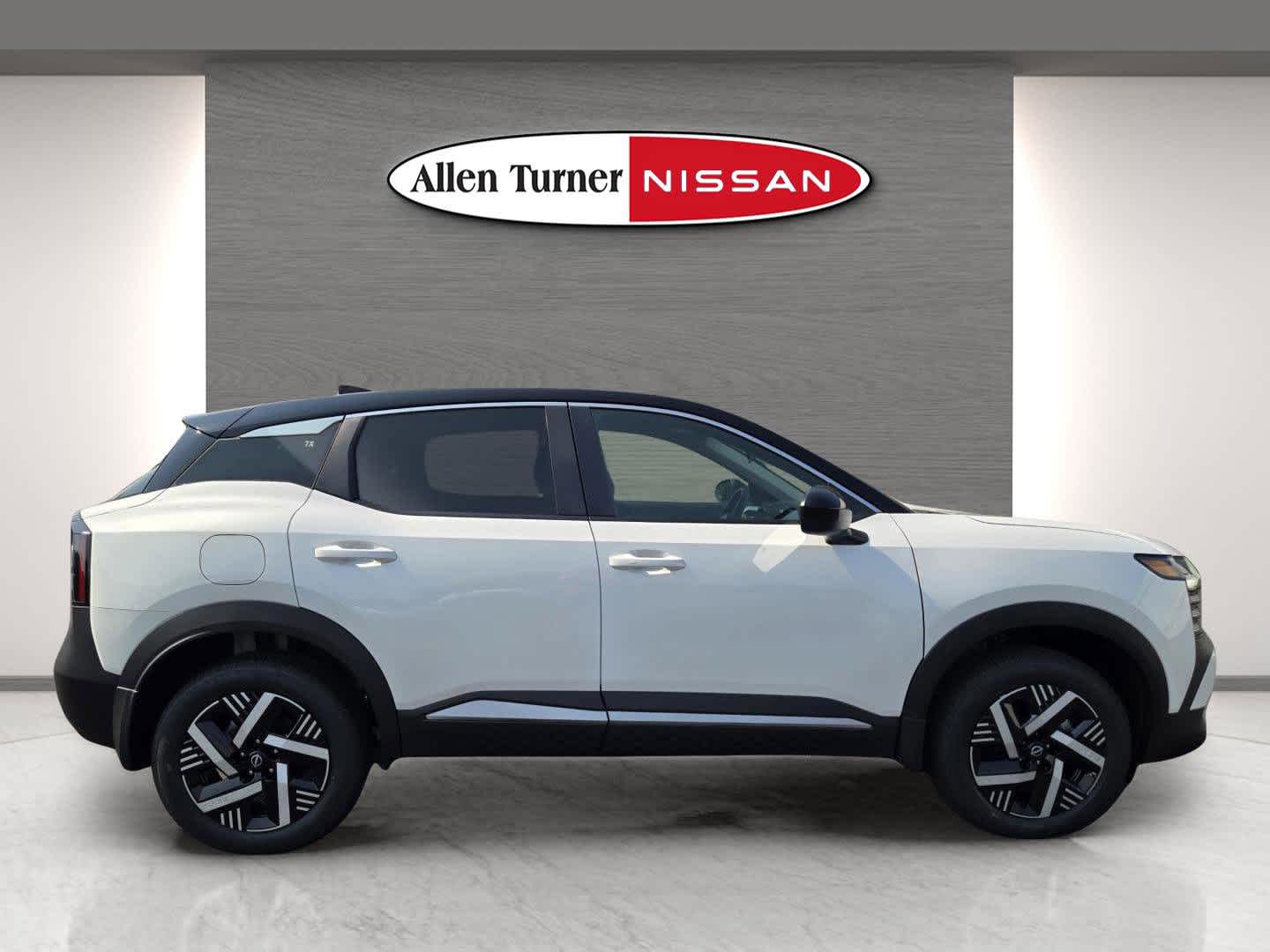 2025 Nissan Kicks SV photo 3