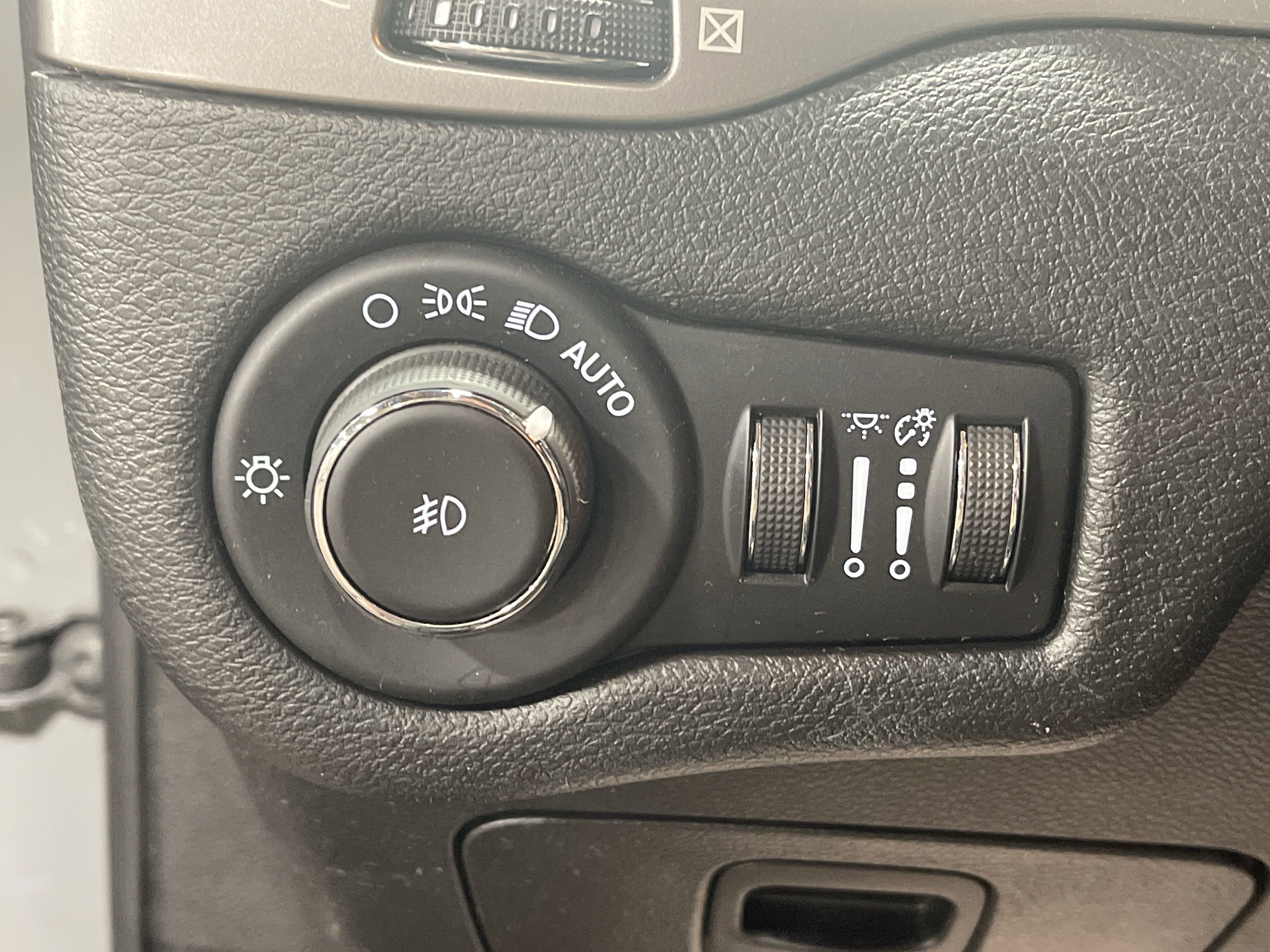 2021 Jeep Cherokee Latitude Lux photo 11