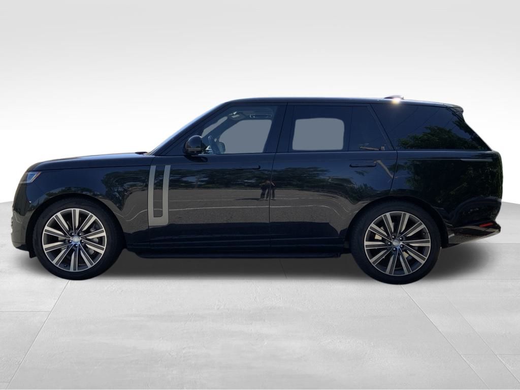 2023 Land Rover Range Rover SE photo 4