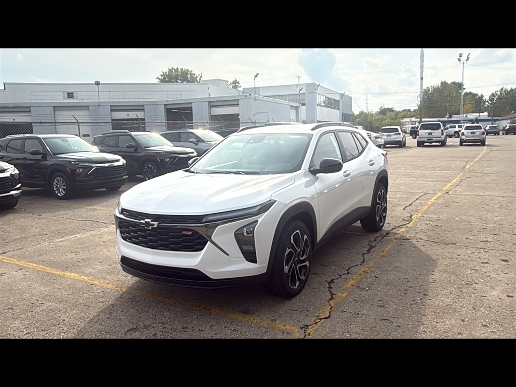 2025 Chevrolet Trax photo 2
