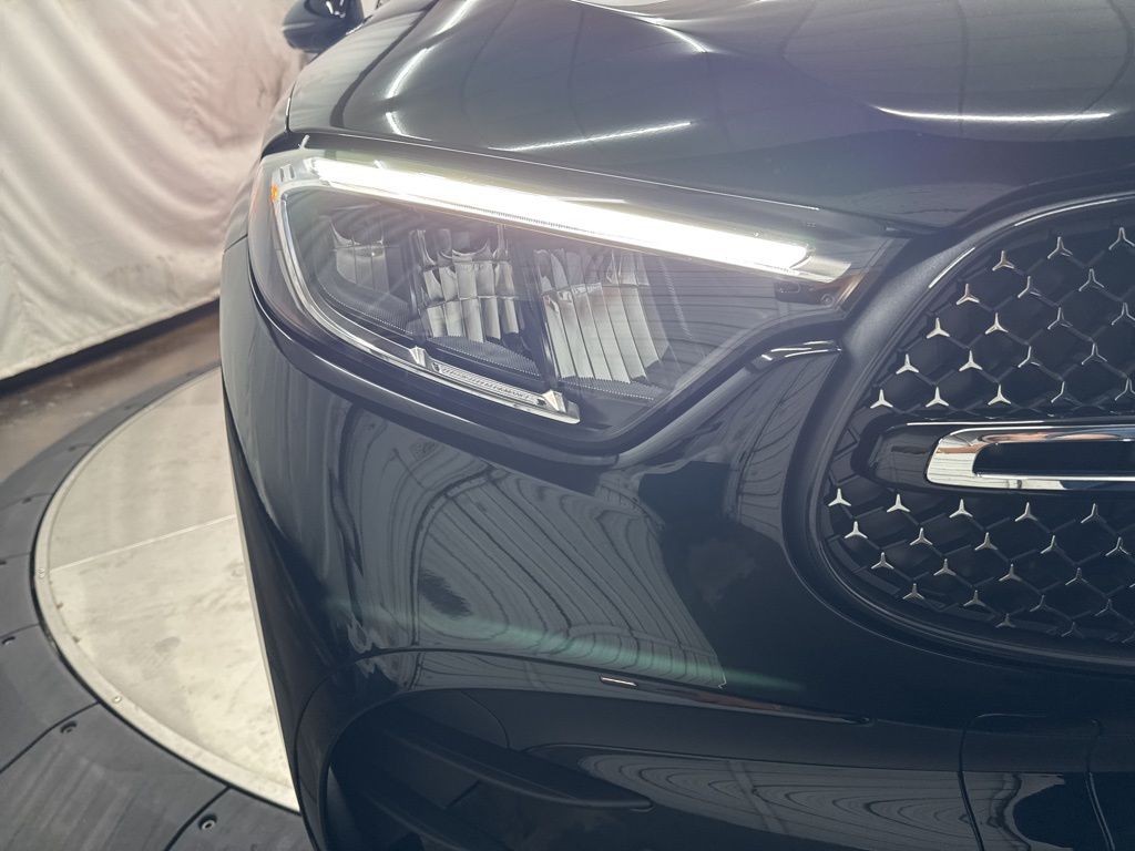 2026 Mercedes Benz GLC 300 photo 9
