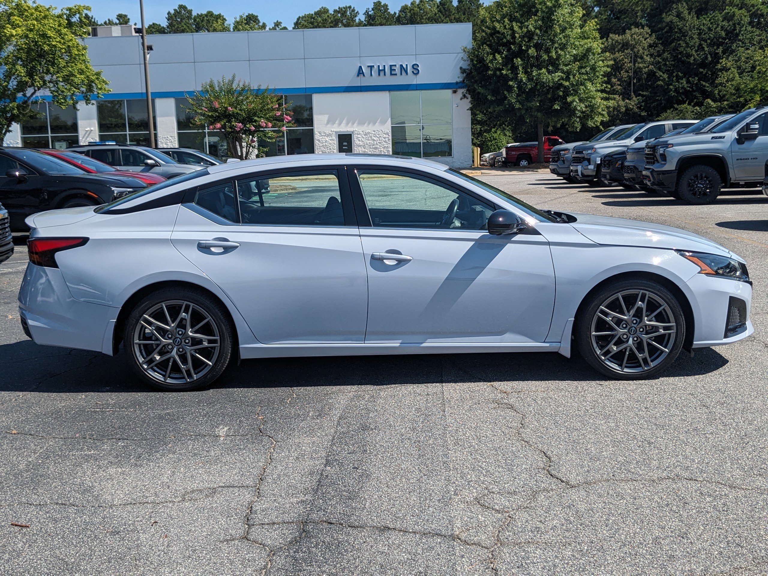 2023 Nissan Altima SR photo 3