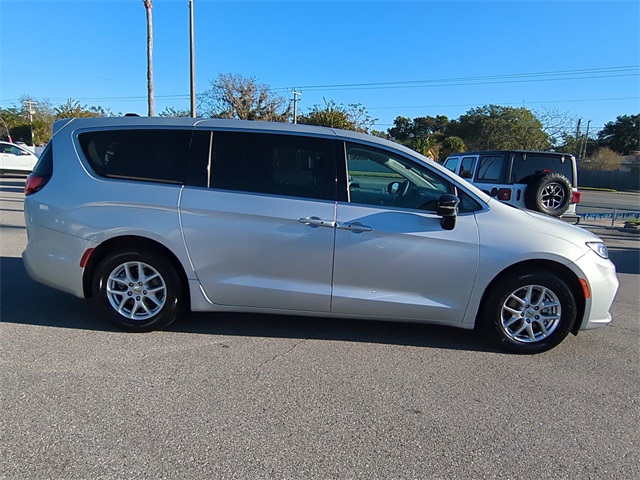 2024 Chrysler Pacifica Touring L photo 2